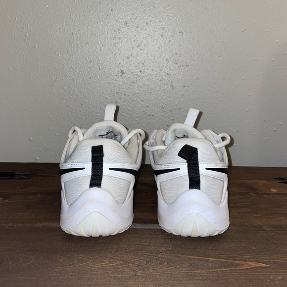 Nike Women’s Volleyball Shoes Size 10 - Picture 3 of 8